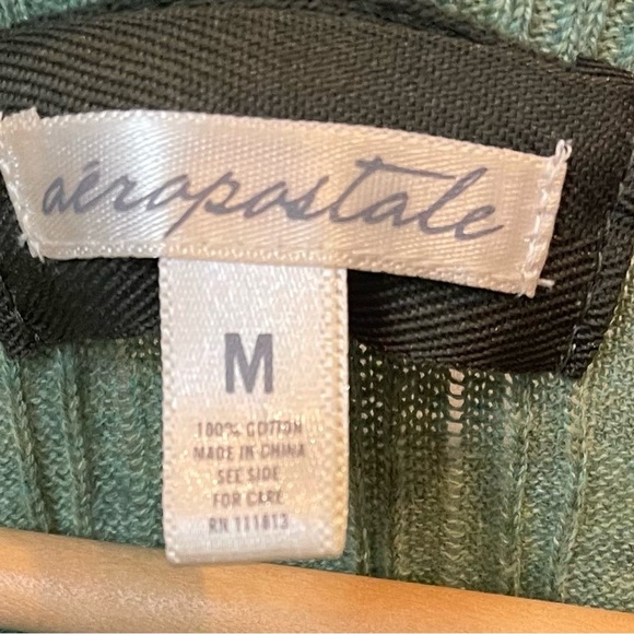 Aeropostale Green Ribbed V-Neck Sweater. Medium and Light Weight. - Picture 2 of 3